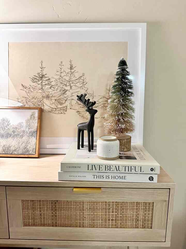Console table winter/holiday decor 🎄#holidaydecor #winterartwork #artwork #consoletable 