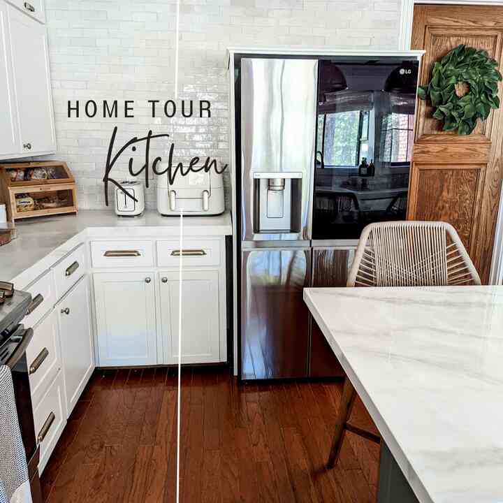 Dapur rumah pertanian modern ini dilengkapi dengan ubin zellige yang cantik dan meja beton. Saya suka semburat warna dengan pulau hijau bijak. #modernfarmhouse #kitchendesign #kitchentile