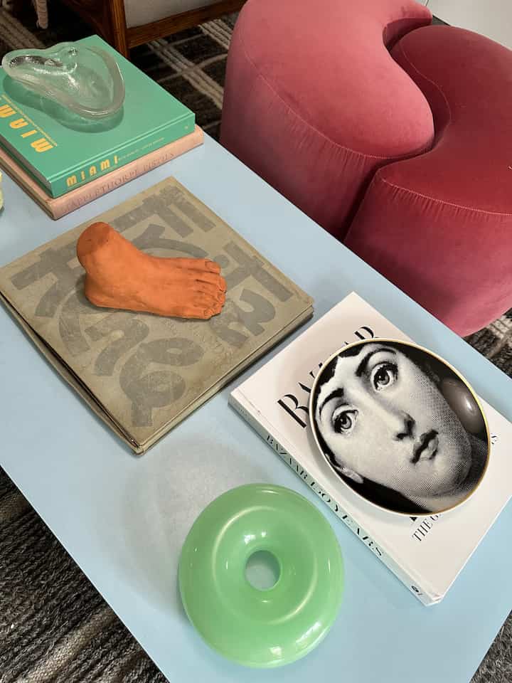 A mix of #vintage and #modern on a 1980s coffee table. #stylinghome 