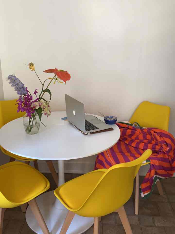 One of my favorite spots 💛

#diningroom #diningroominterior #homedecor #colorful #midcenturymoderm #colorfulinterior 