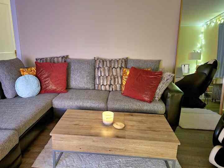 Selamat datang di ruang tamu #cozy kami. Kami menghabiskan sebagian besar #nights saya di sini bersama dua #cats kami.