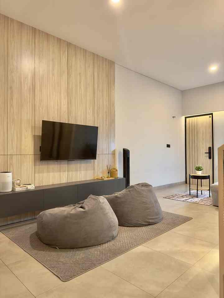 Night Vibes at Mahendra's house 🤎

The lighting used at home at night uses warm white mode downlights.

Ambiance at home at night becomes warmer and more comfortable at night.

Tips for interior lighting in the house, use warm white lights to make the house warmer and more homely.

#NightVibe
#LightingIdeas
#LightingInspiration
#homestagram
#Comfyhome
#livingroom
#clusterhouse
#homewithchildren
#modernhome
#industrial home
#72m2
#homeideas