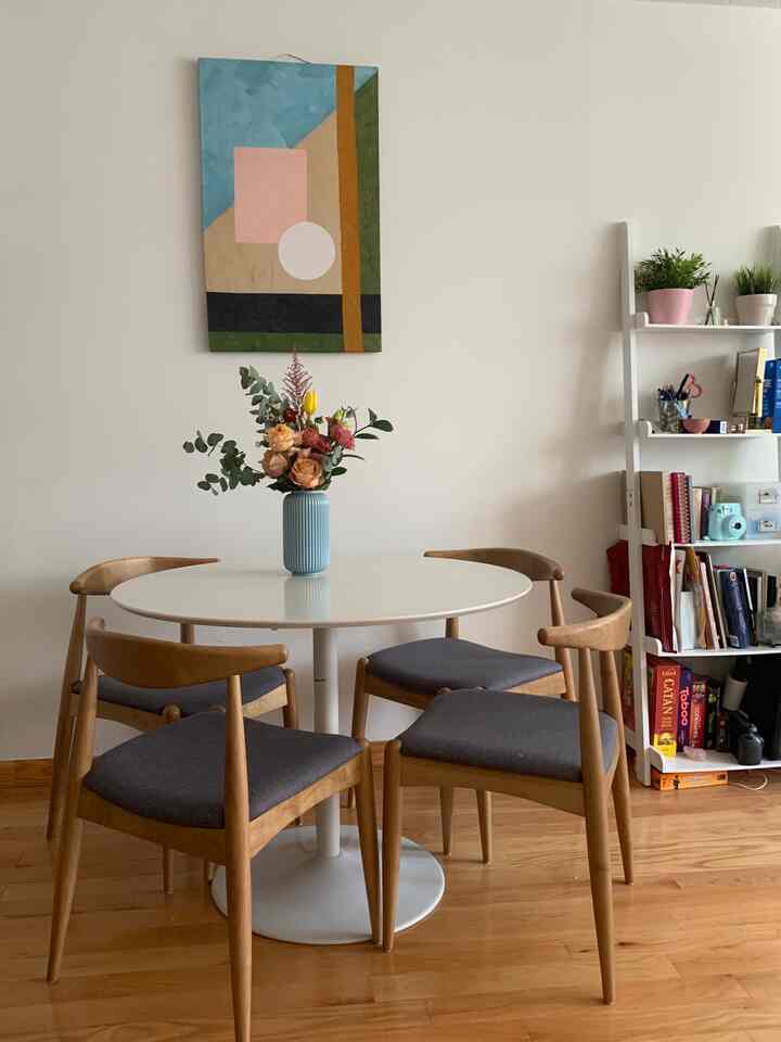 #apartmentinterior #apartmentdiningroom #midcenturymodern #colorinterior #diningtable #diningspace 