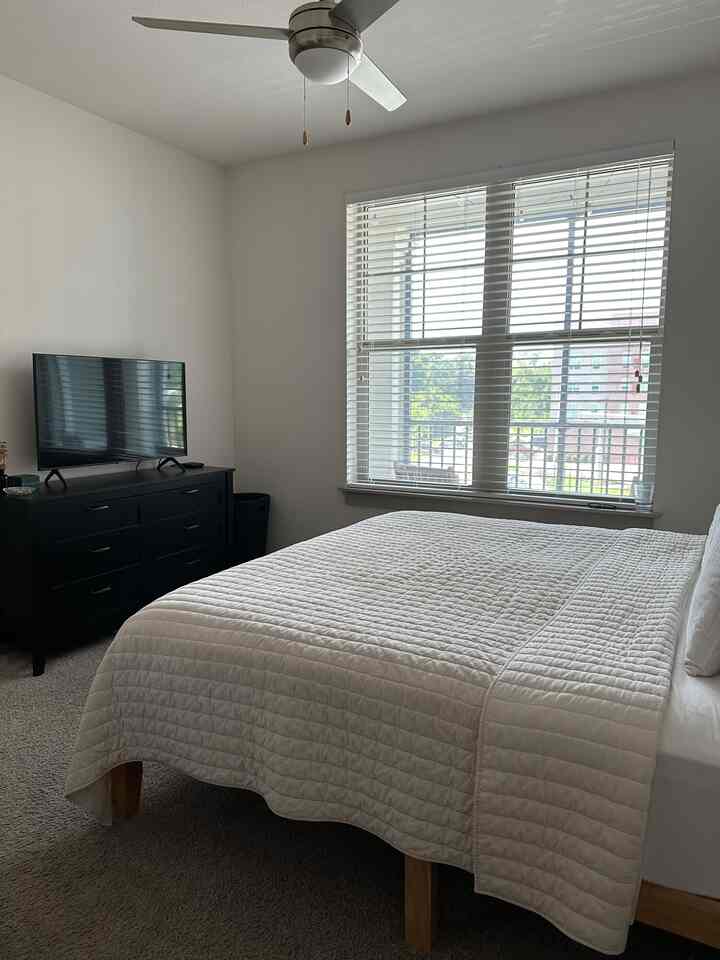 Another thing I’ll always exclusively buy at Target: bedding 🛌

The sheets are such high qualtiy for the price point, and thet don’t wear down after several timea in the wash. This quilt is a king but can fit in my standard washer and dryer. Such a win!

#bedroom #bedroominterior #bedroomdesign #bedding #bedsheet #comforter #quiltset 