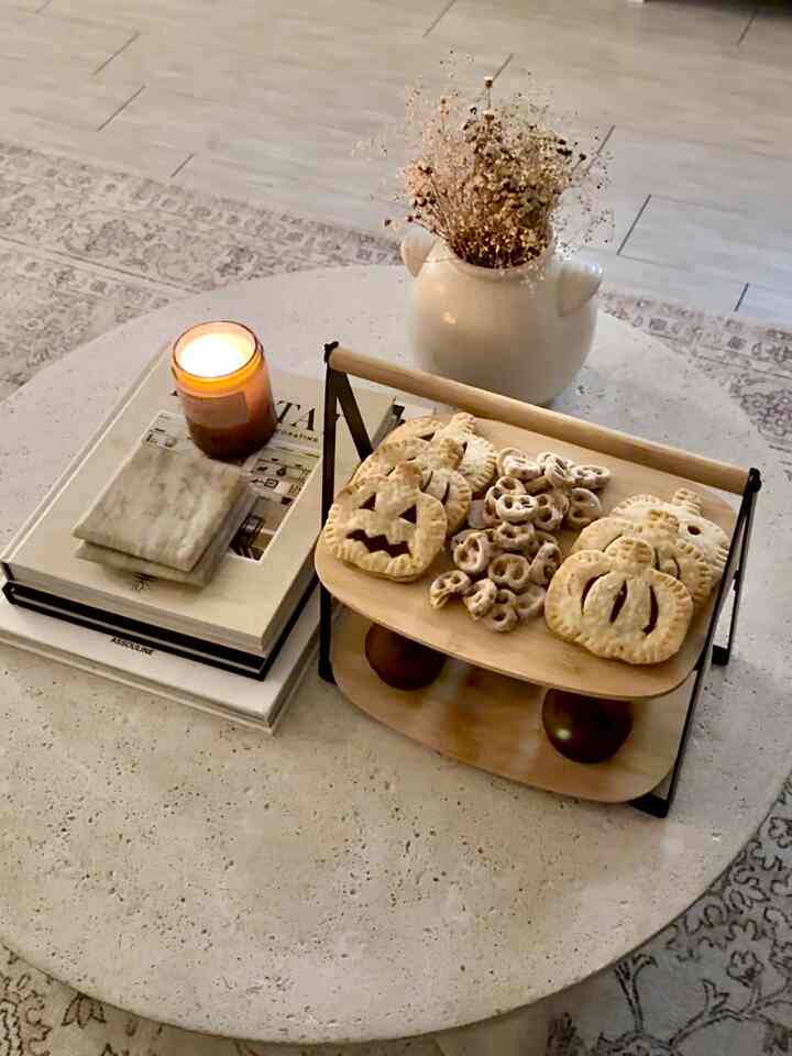 Feeling all of the fall vibes 🍂 #baking #coffeetable #falldecor