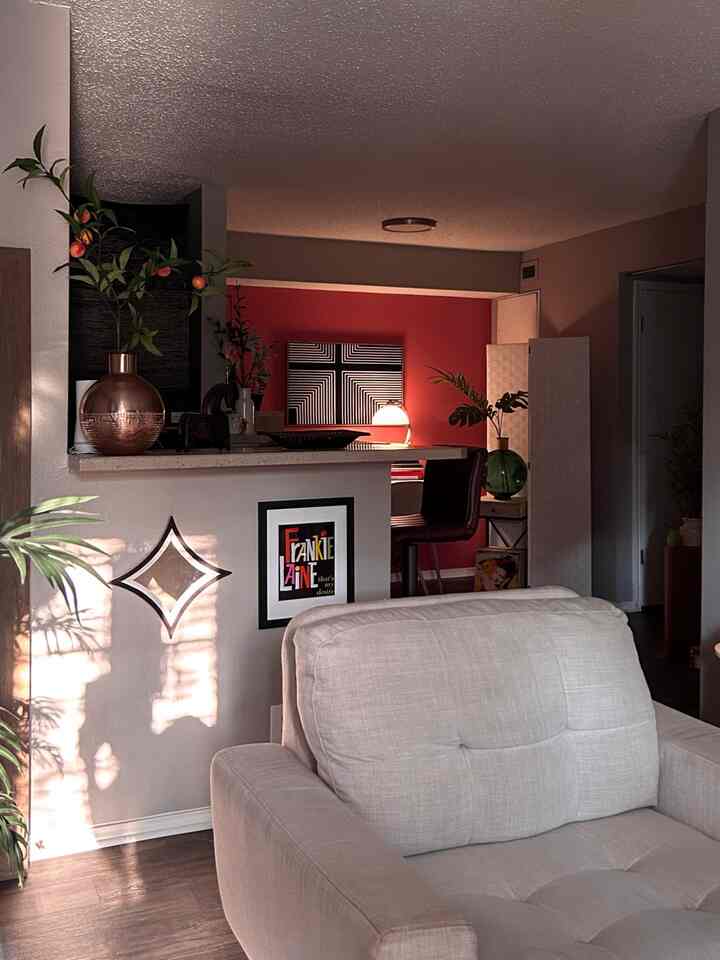 #decor #midcenturymodern #chair #shelfdecor #bust Can you spot the mid-century modern style goodies within these pictures?￼ 