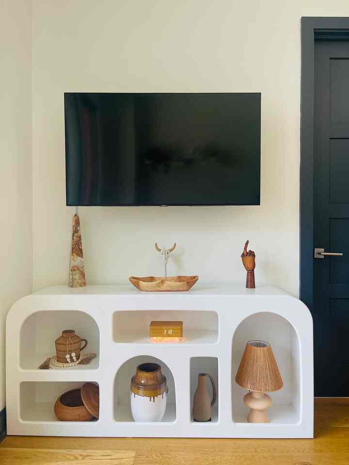 <span data-sheets-root="1" style="letter-spacing: normal; font-size: 11pt; font-family: Arial; color: rgb(47, 52, 56);">Storage Console #Alarmclock #Rusticvase #homeinspo</span>