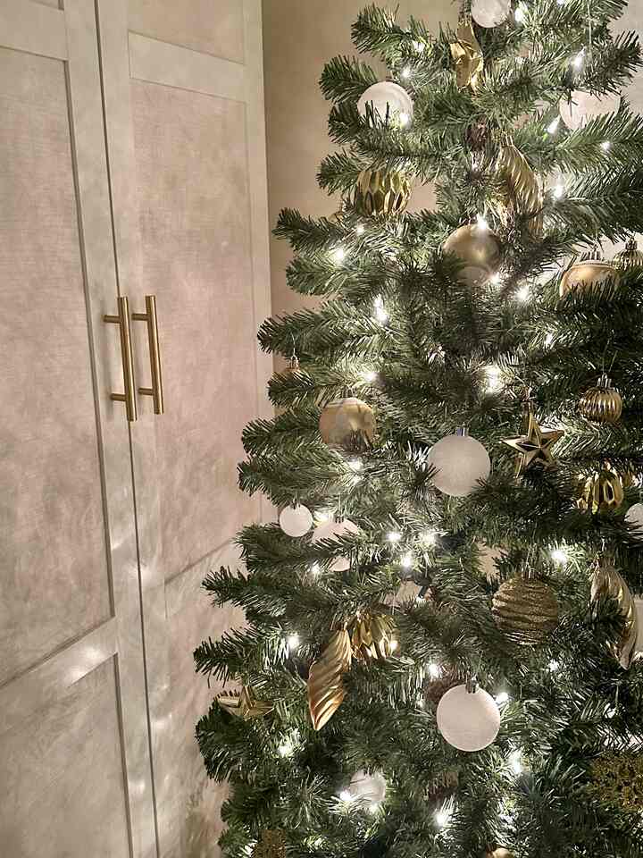 Love this color scheme of gold and white ornaments on our tree🎄#ornaments #christmasdecor #holidaydecorations #ornaments 