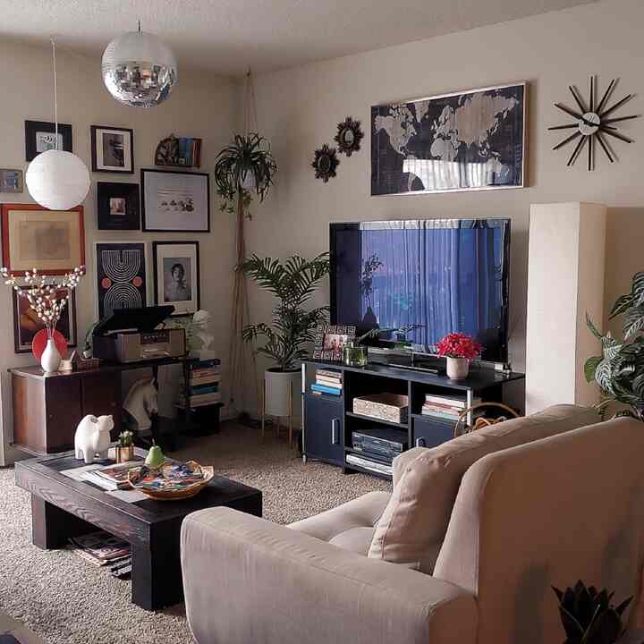 #eclecticspace #maximalism Overall broader view of my previous apartment’s living room… This was in an over 1,000 sq. ft. townhouse floorplan. I am moving away from my current small 884 sq.ft. apartment pretty soon. I’m excited to style a new space for myself. Will it be a bigger one than my 884? Possibly. Gonna tour an apartment today actually.