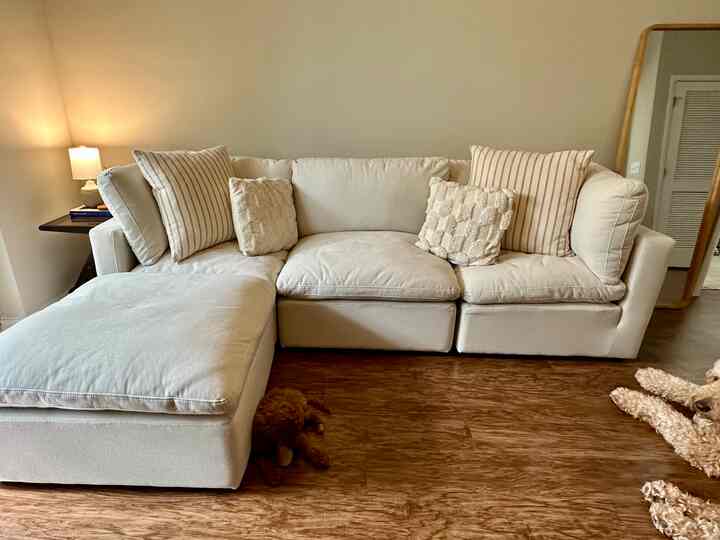 A new couch in the same week as a new puppy… dangerous but both are worth it ❤️ #livingroom #livingroominterior #livingroomdecoration #couchsofa #throwpillow