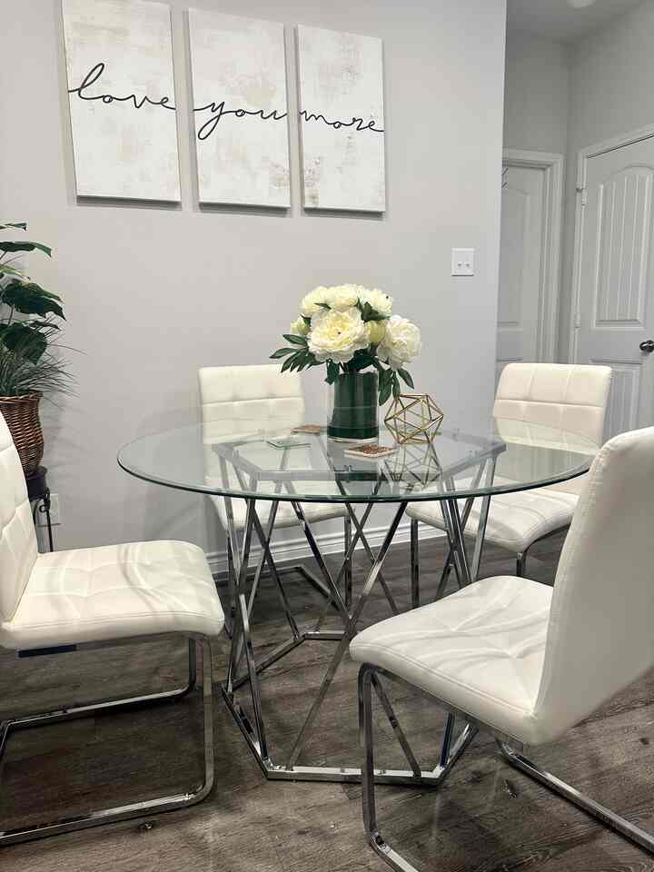 Modern glam dining room with a touch of rustic.
#modernglam #modernglamdiningroom #rusticglam #rusticglamdiningroom #rusticglamkitchen #cozykitchen #cozydiningroom 