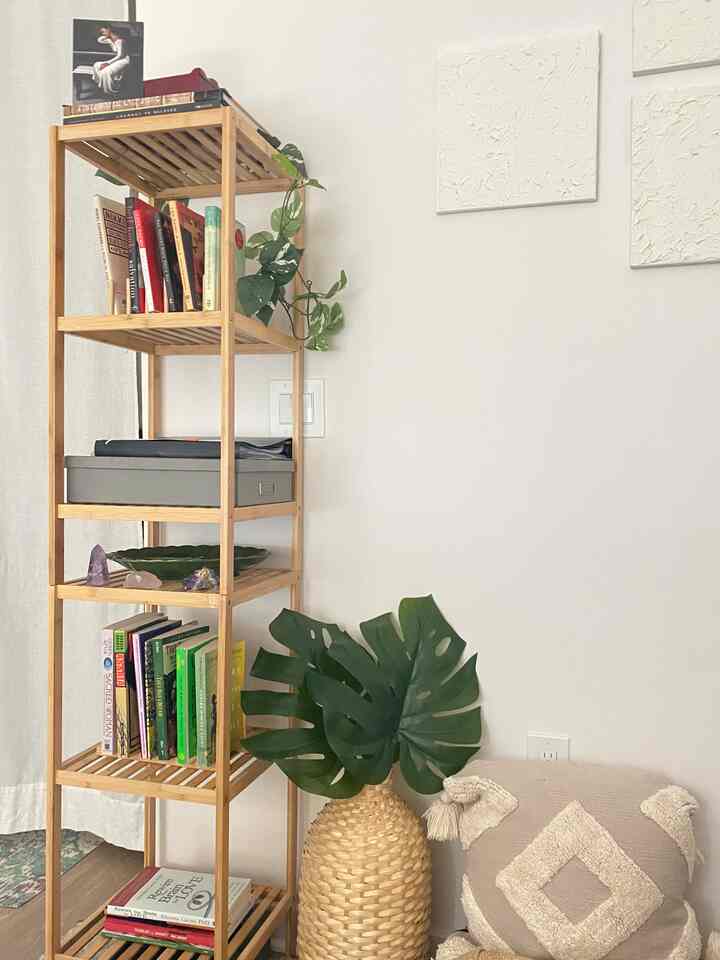 I love my small reading nook!
#livingroominterior #livingroom #library 
