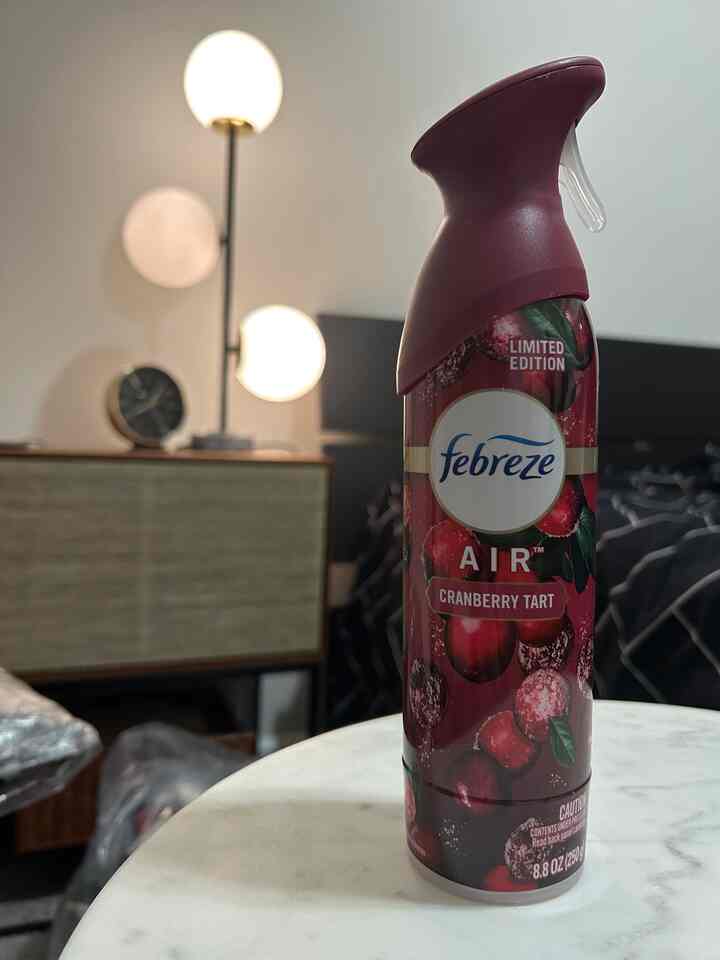 #homescents #airfreshener #homefragrance #fragrance #lamp Baunya luar biasa. Saya suka aromanya! Ini edisi terbatas, jadi lebih baik saya membeli beberapa kelipatannya. Lebih baik lagi…Saya akan membeli versi plug-in yang menurut saya mereka miliki. Ngomong-ngomong, saya kemungkinan akan mulai menata apartemen baru ini minggu depan.