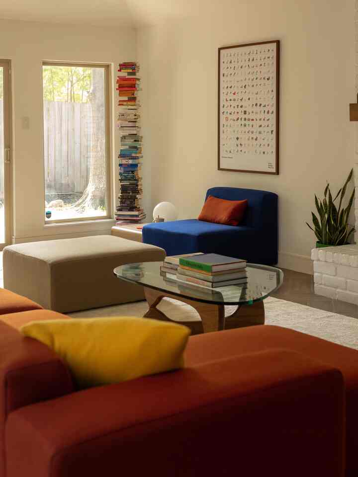 New couch from Floyd for the living area. Feels so much more confident in inviting guests over because of the unlimited seating we have now 🦦 #modularfurniture #livingroom #contemporaryinterior
