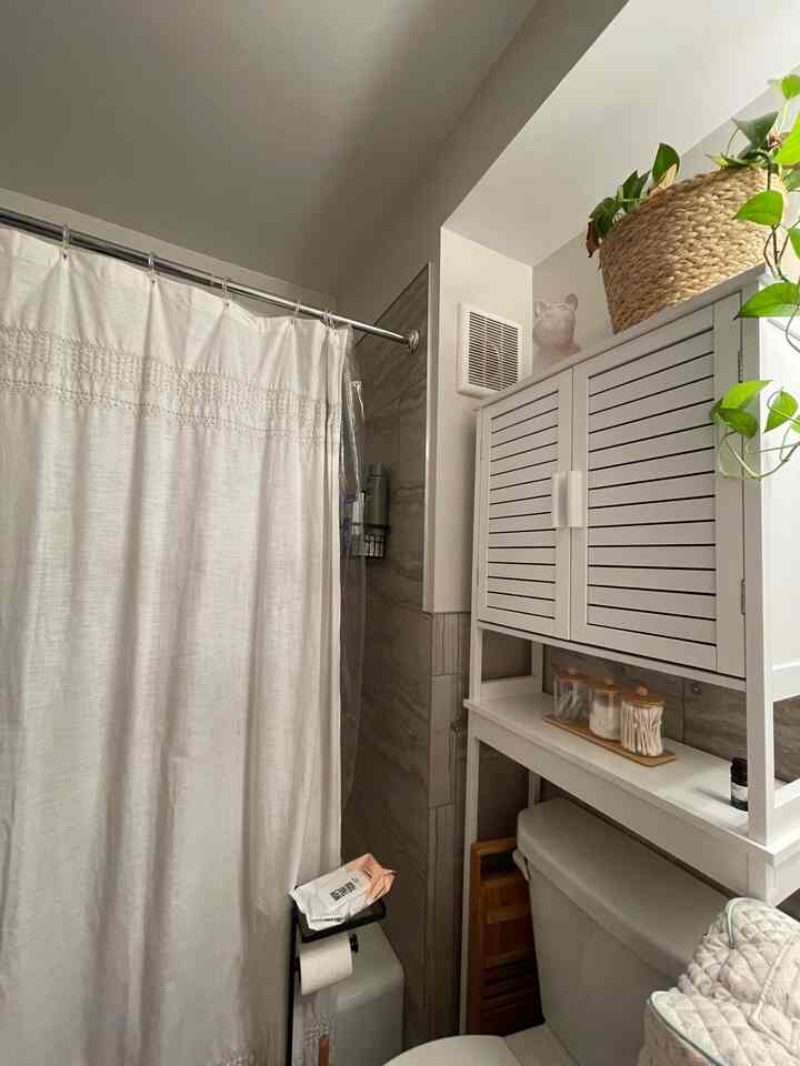 little corner in my bathroom🤍 #firstapartment #bathroom #bathroomstorage 