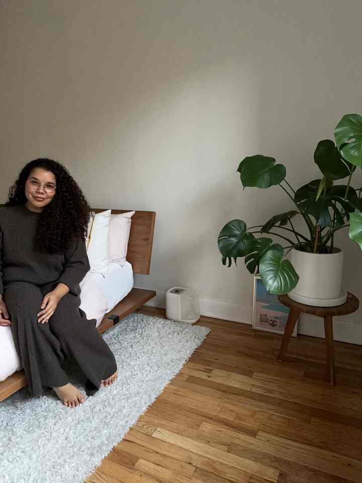 Right side of my bedroom 🛏️😴

#bedroom #bedding #plantstand #minimalist #cozybedroom #homedecor #midcenturymodern