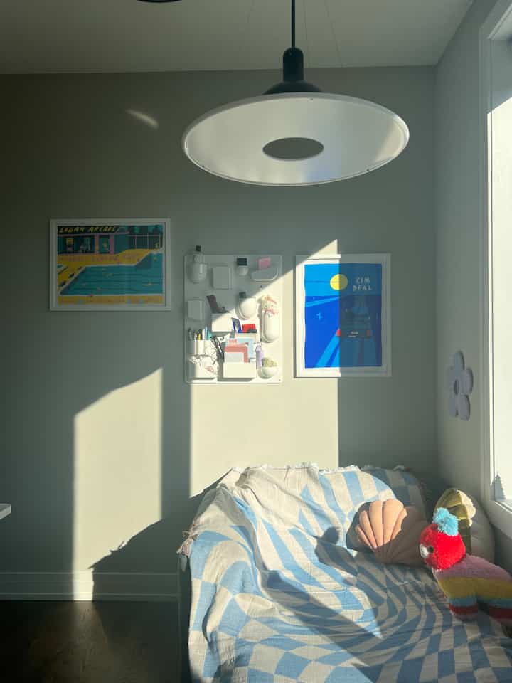 When it gets dark by 4pm and you learn to appreciate the sunlight more than ever✨

#homeoffice #interiorposter #cozyinterior 