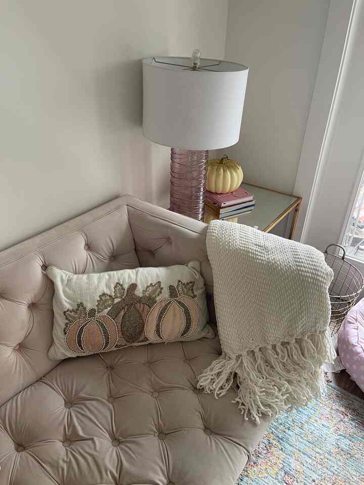 #pinkinterior #pinkcouch #fall #falldecor