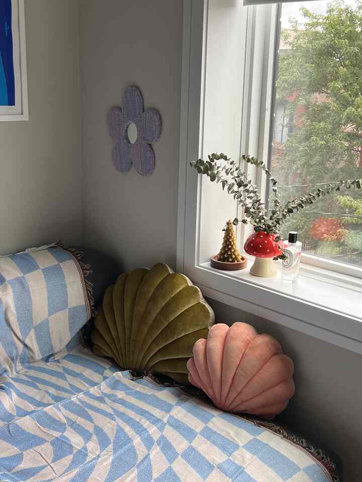 Cute and cosy reading corner📚

#homedecor #readingspace #interiorobject 