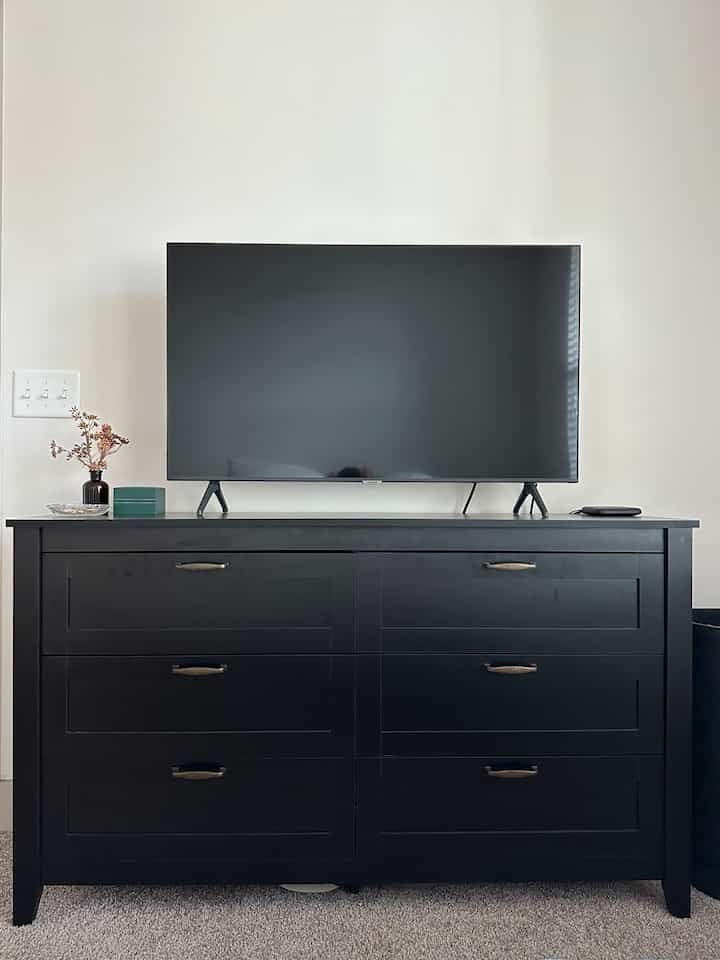 I love when furniture is aesthetic and functional ✨

We didn’t want to mount our TV in this apartment since we knew we weren’t staying long so the dresser became a TV stand as well!

#bedroom #bedroominterior #dresser #tvstand 