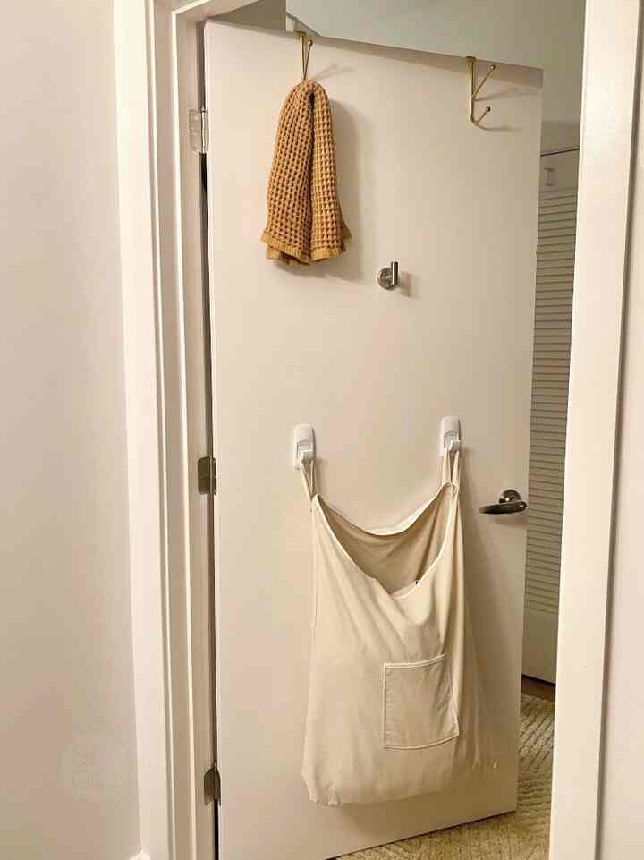 Tinggal di apartemen studio mendorong saya untuk memaksimalkan bagian belakang pintu dan dinding di ruang saya sebagai tempat penyimpanan.
Ini hanyalah salah satu sistem binatu tempat saya menyimpan pakaian berwarna gelap.
Saya juga menggunakan pintu untuk memasang kait emas dari Pohon Dolar yang membantu saya menjauhkan pakaian dari lantai.
Saya tidak membiarkan ruang kecil menghalangi saya untuk memiliki tempat penyimpanan.
#apartmentbathroom #laundrybasket #organizedstorage