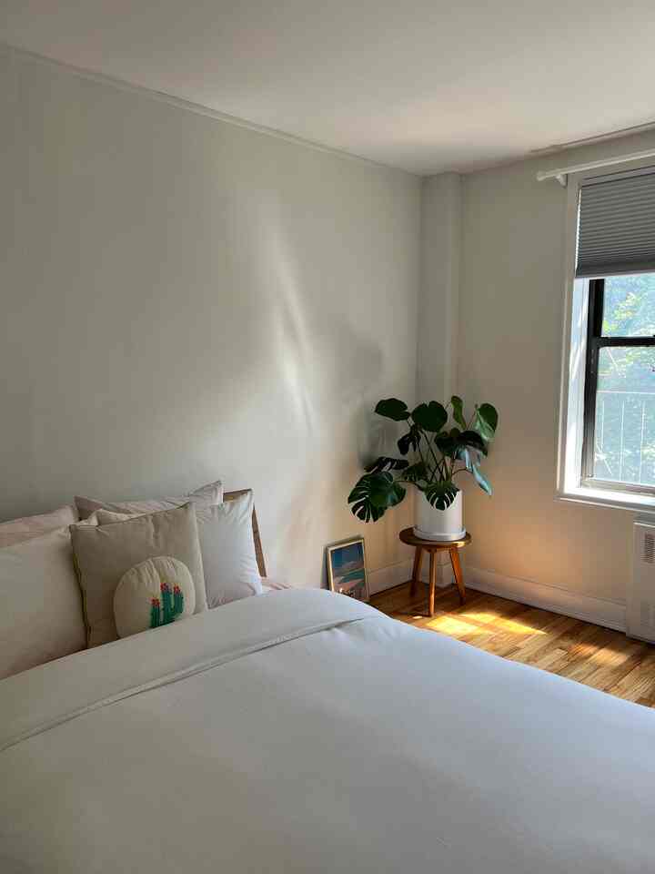 Sparkling clean ✨🤍

#bedroom #bedroominterior #bedroomdecor #minimalist #midcenturymodern #sunlight 