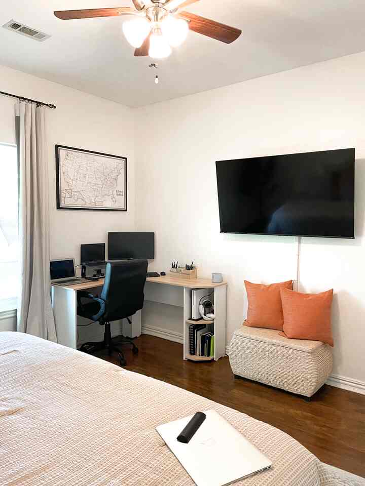 Light & bright is a must for a home office! #homeoffice #officetelinterior 