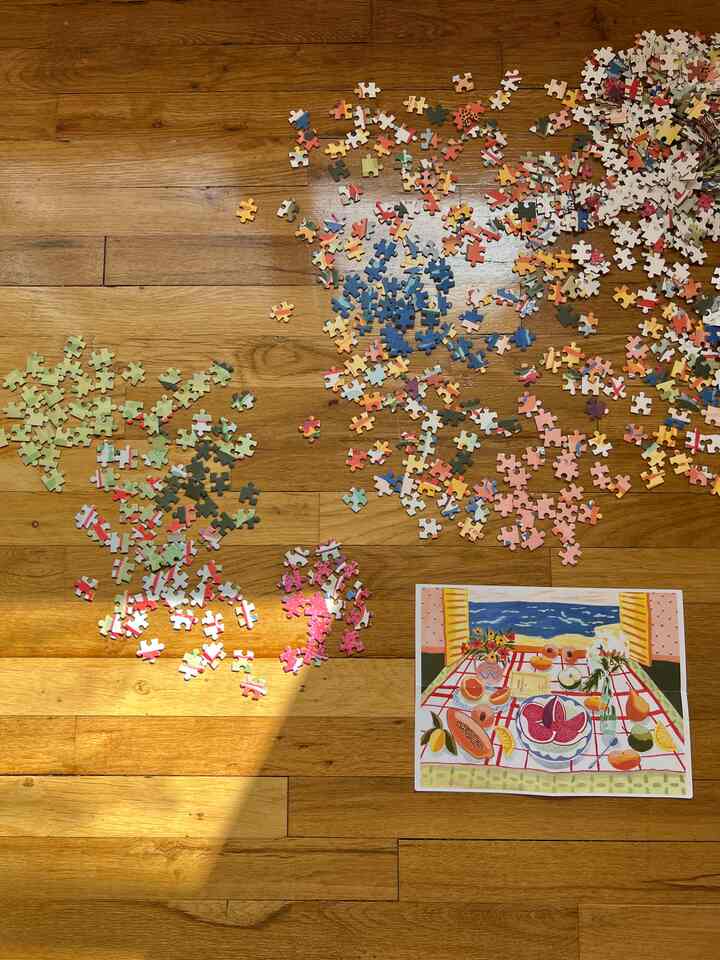 I'm not big on puzzles but this one is gorgeous!!! Big plus that it brings the glue to be able to frame it later 🧩💖

#livingroom #livingroominterior #plants #sunlight #homedecor #colorful #play 