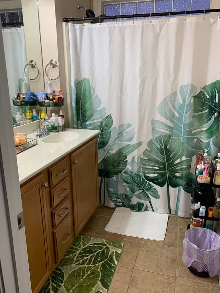 When you’re obsessed with the color green 😍🌿 #bathroom #bathroommakeover #greenery #tropicalleaves #green