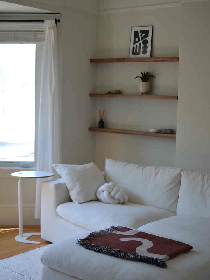 Salah satu tempat favorit saya untuk bekerja pada hari Jumat sore - terasa seperti hadiah untuk minggu ini.
#livingroominterior #livingroom #livingroomdecoration #shelf #shelfinterior