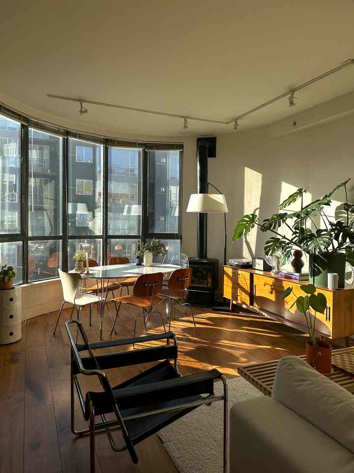 Cherishing the sunny days as we head into gloomy season 

#sunlight #livingroominterior #livingroom 