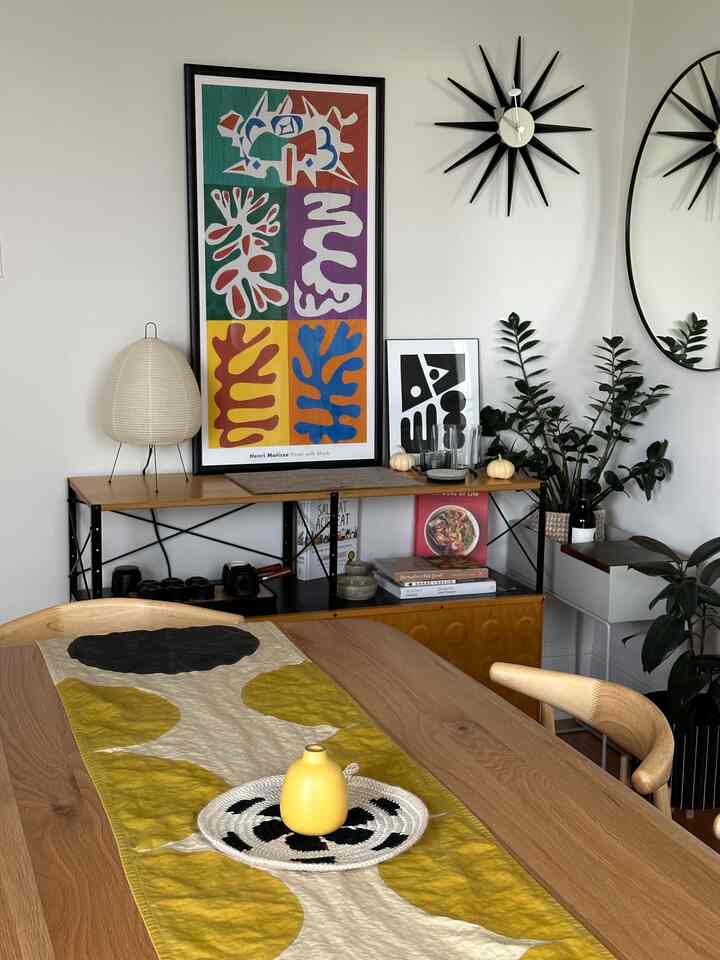 added some new yellow accents in the dining room. both the vase and table runner were bought from Heath Ceramics in Sausalito 💛

#diningroom #diningtable #interior #homedecor #midcentury #mcm #noguchi