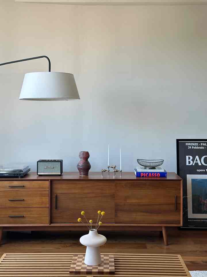 I like to mix new and thrifted decor to style my living room. The vases, wire basket, and books are thrifted and the rest I bought new. I try to look for decor items that are either timeless or unique. How do you decorate your space? 🙌🏻

#decoratingtips #livingroomdecoration #livingroominterior 