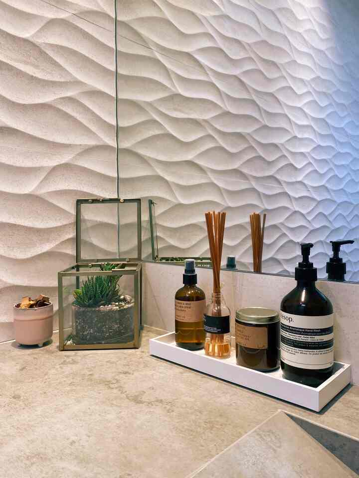 Small details, big impact! 💧✨ The restroom countertop is a visual delight with Aesop hand soap, a soothing diffuser, and a spritz of room spray🌟
#bathroomdecoration #countertop #restroom 