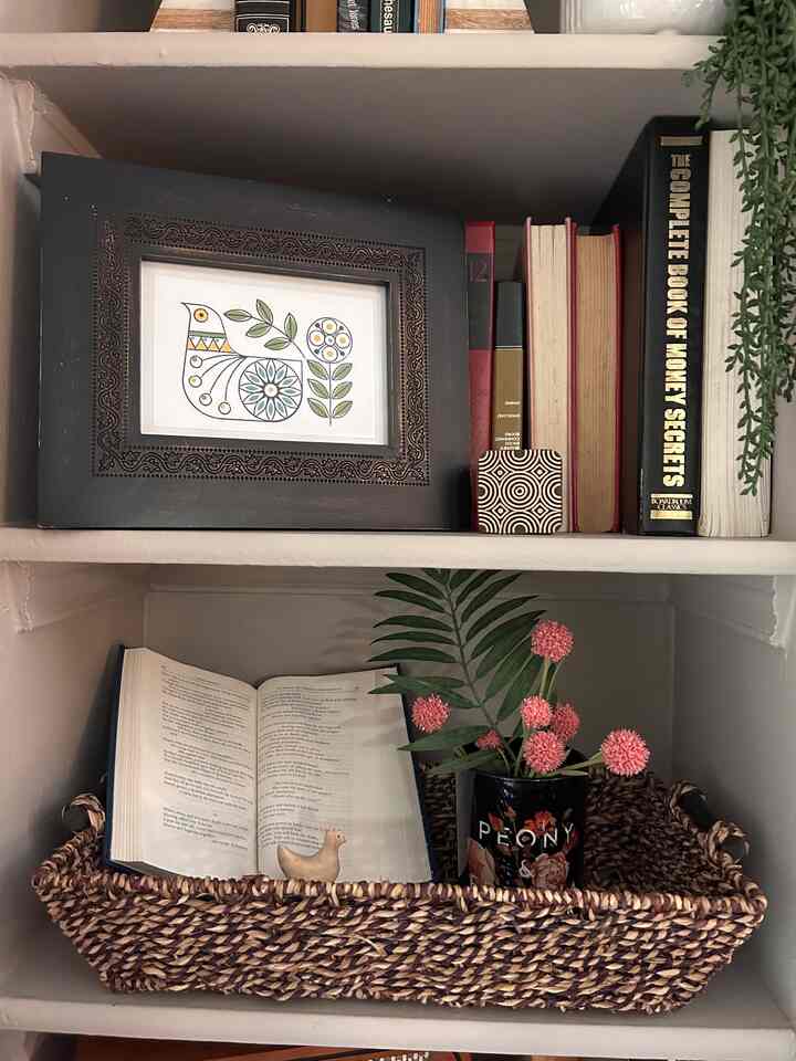 #decoratingtips #decoration #bookshelf #bookshelfinterior #decoratingthelibrary #thriftedfinds #pictureframe #basket #fauxflorals #flowerdecoration #shelfinterior #book Menambahkan buku ke lingkungan rumah Anda adalah cara mudah untuk menambahkan sentuhan nyaman pada ruangan Anda ￼meskipun Anda bukan seorang yang rajin membaca buku. ￼Saya memperoleh banyak buku saya secara gratis di toko lokal yang membeli dan menjual buku bekas. Mereka mempunyai beberapa tempat sampah di luar toko tempat mereka menaruh buku-buku yang mereka rasa tidak dapat dijual agar masyarakat dapat menyaringnya dan mengambil buku apa pun yang mereka inginkan secara gratis. ￼Sekarang…tentang bingkai foto berwarna coklat itu. Saya menemukannya di toko barang bekas. Saya menyukai detail desain dekoratif yang terukir di dalamnya. Perhatikan lebih dekat detailnya. (di gambar kedua)