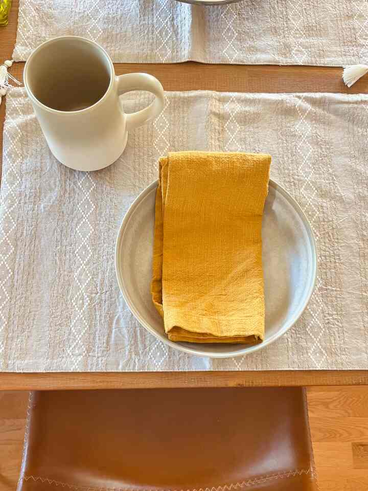 neutral table setting with a pop of color #tablesetting #tablemat #diningtable 