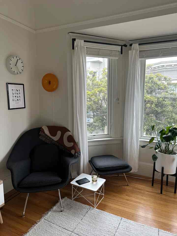 every home needs a cozy reading chair 🪑📖 got this one on facebook marketplace and it’s one of my favorite pieces of furniture in our home. 
#mylivingroom #homedecor #apartmentinterior #interior #homesweethome 