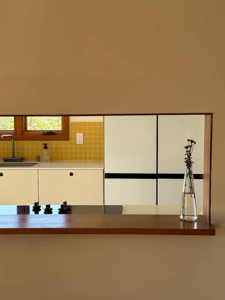 Peeking into our kitchen serving hatch 💛

#midcenturymodern #kitchen #samsung