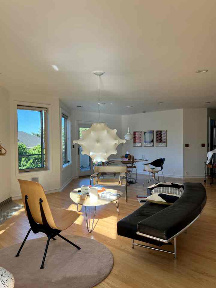 Family room with full sun🌻

#antonychair #jeanprouve #eileengray #montecarlosofa #taraxacumlamp 