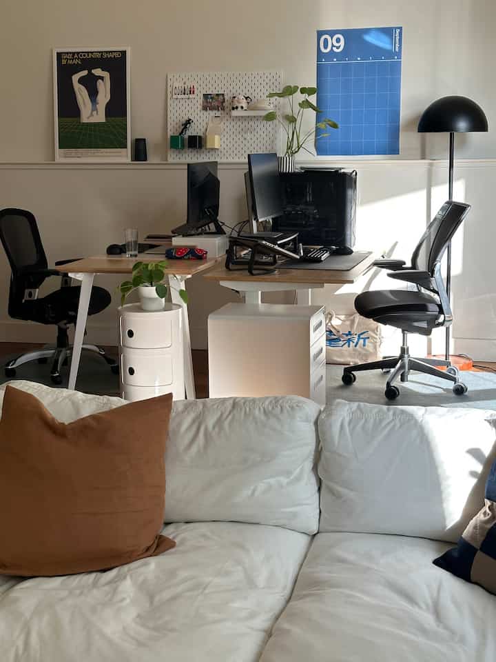 Sedang mempertimbangkan untuk mengganti kantor pusat 🤔💭 Mungkin meletakkan kedua meja menempel ke dinding? Ada ide?

#homeoffice #homeofficeinterior #workfromhome