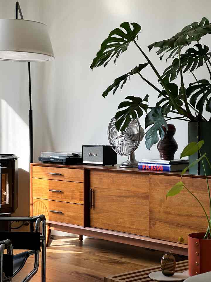 Detail konsol tetapi monstera benar-benar bintangnya di sini 🪴💕

#konsol #livingroomcabinet #sideboard