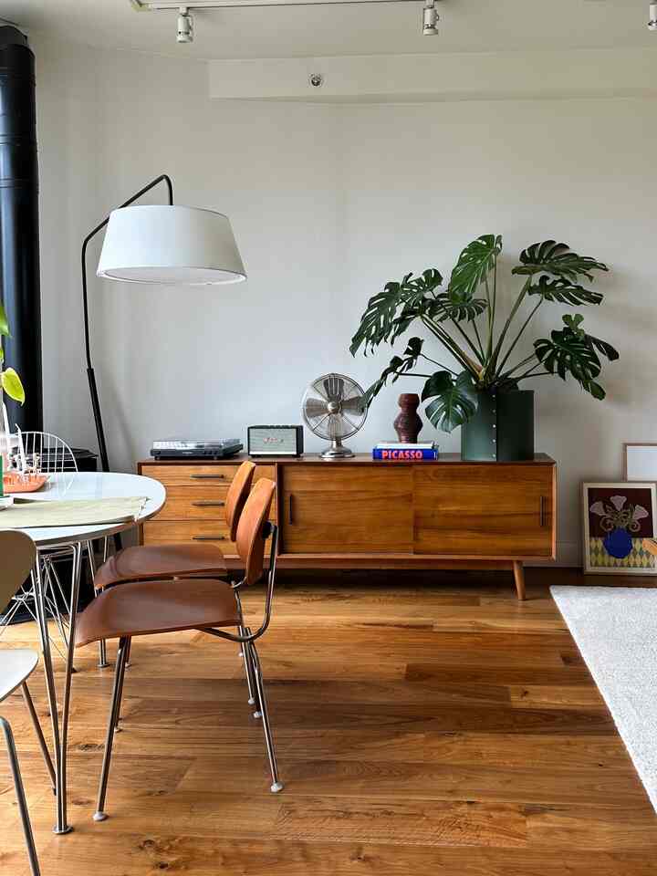 Are you a fan of warm tones or cool tones? 🤔💭

#livingroominterior #livingroom #livingroomstyling 