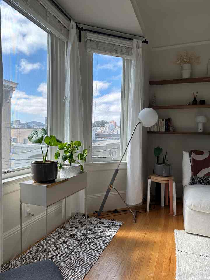one of my first scandinavian pieces that I bought for myself is this Ferm Living plant box. i bought it in my early 20s and I have taken it with me from apartment to apartment. it is pretty and functional and will forever hold a special place in my heart 🤍
#livingroominterior #livingroom #fermliving #japandi