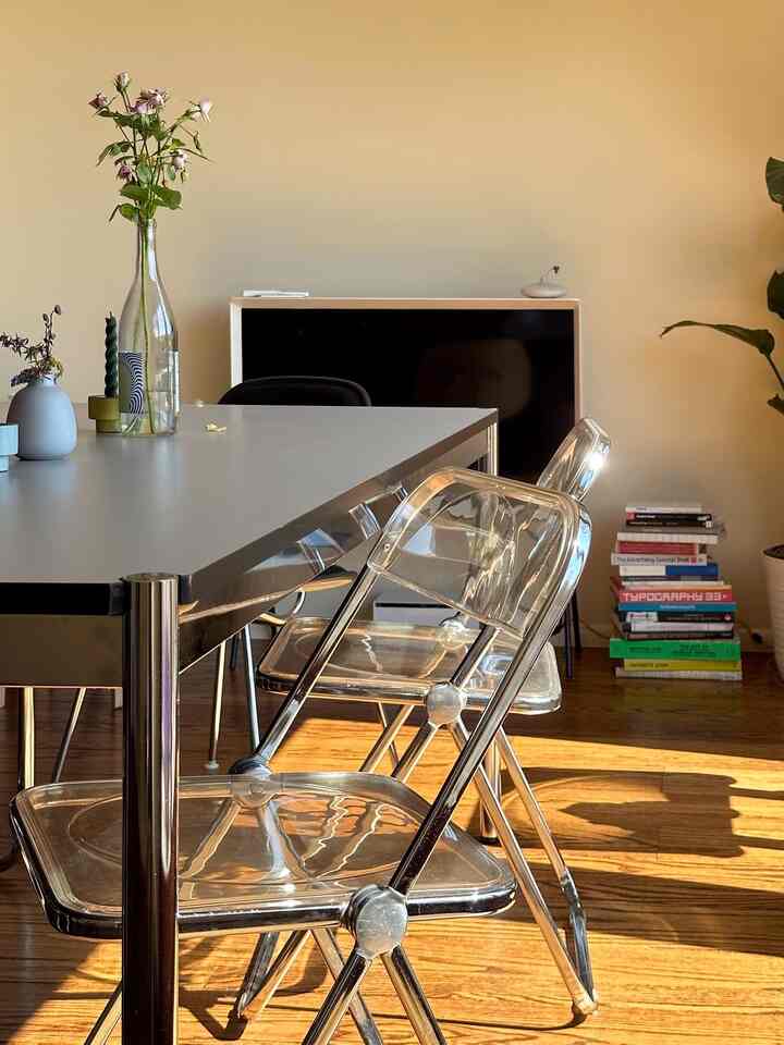 Love how the sunlight hits these Plia chairs 🥰💛

#heathceramics #anonimacastelli #samsung #midcenturymodern