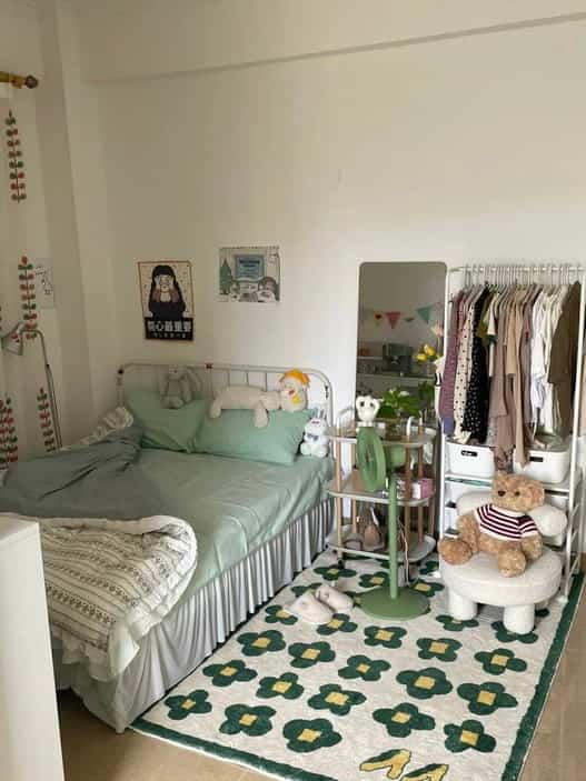 My room is a bit small, but trying to make it my own with a lot of green and cute stuff haha 💚 #greeninspo