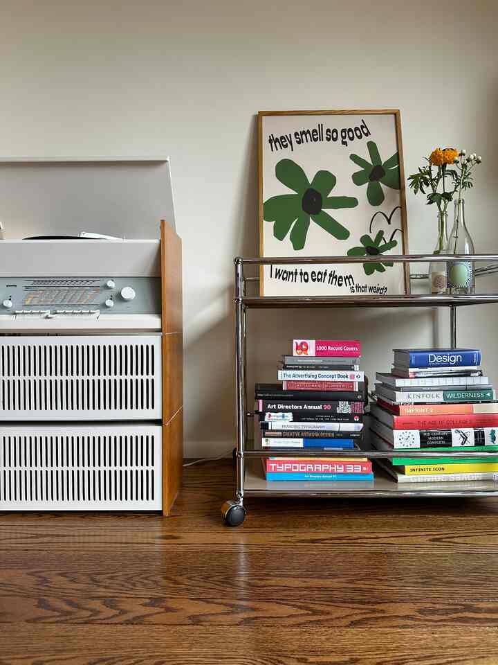 Love the conbination of the record player and the USM cart 🥰

#midcentury #vintageinterior #bookshelfinterior 