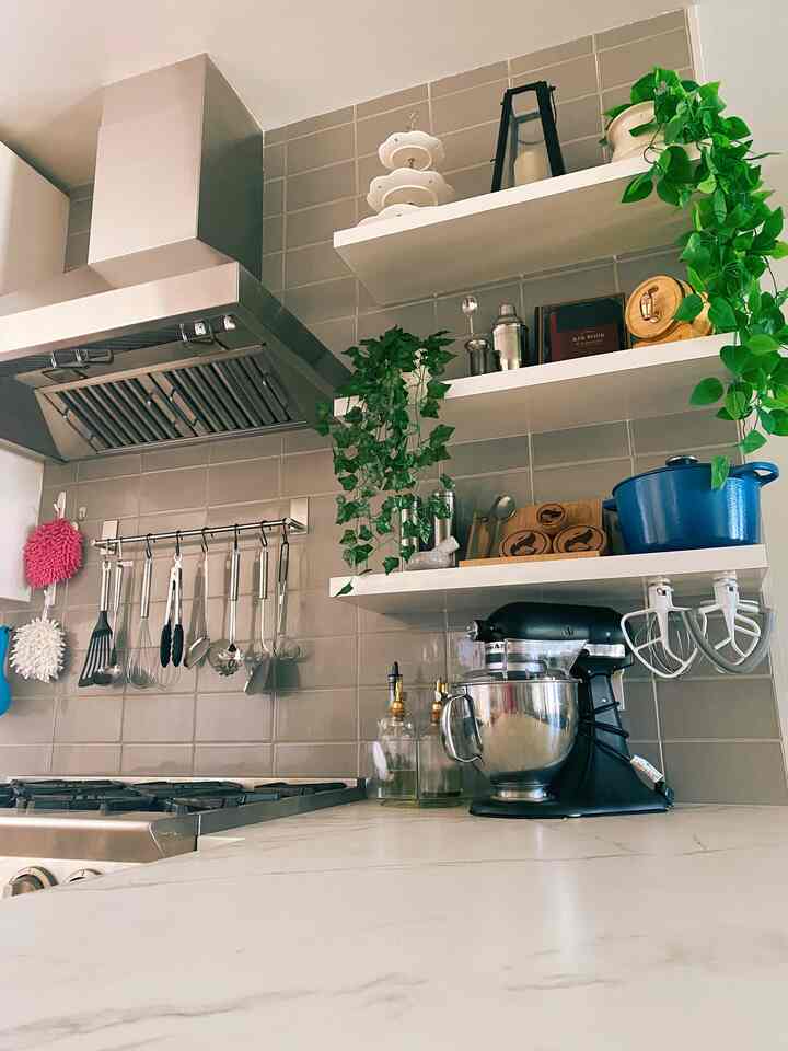 🌿 My dream kitchen! 🌿🍳

As someone who loves to cook, having an organized and functional kitchen was an absolute must for me. I'm thrilled to share my open kitchen with beautifully decorated shelves, where everything has its perfect place! 💕🍽️ 

The seamless integration with the living room creates a harmonious and stylish flow throughout my home. #DreamKitchen #CookingPassion #OrganizedLiving