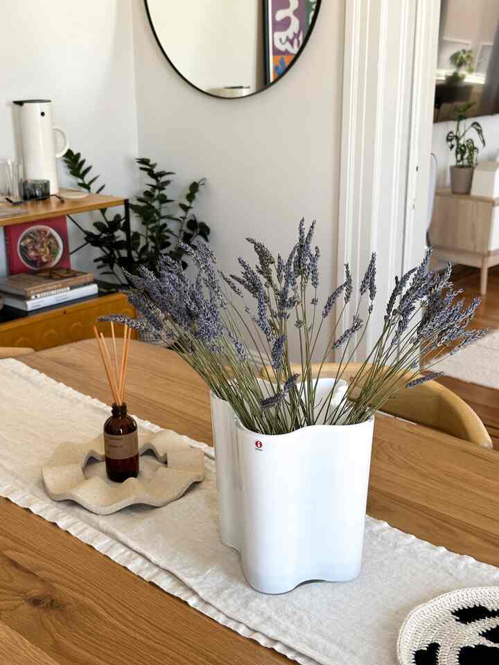 fresh lavender from a friend’s garden is the perfect centerpiece to our dining table right now. wish you could smell it! 🪻

#homedecor #diningroom #tablesetting #houseinterior #interior #diningtable 