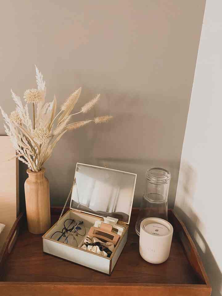 Who else wakes up thirsty in the morning? 🙋‍♀️🙋‍♀️🙋‍♀️I keep a carafe by my bedside to help quench my thirst as soon as I wake up.

#carafe #nightstand #sidetable #bedroom

 