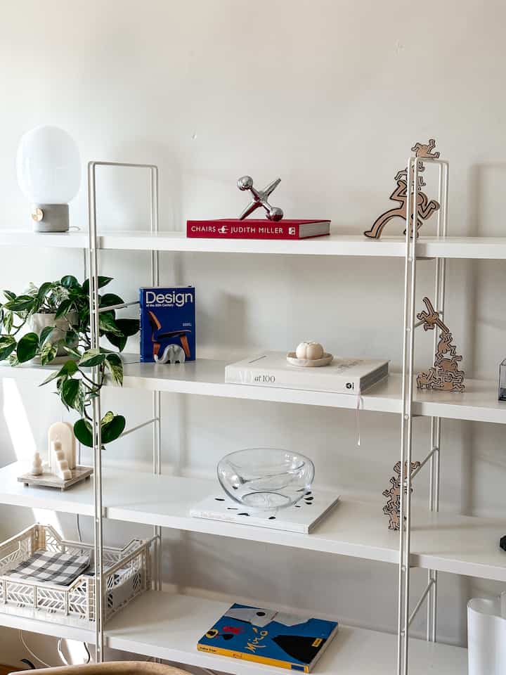 a shelf that shows our personality
#shelfdecoration #shelfie #diningroom #diningroominterior #shelfinterior 